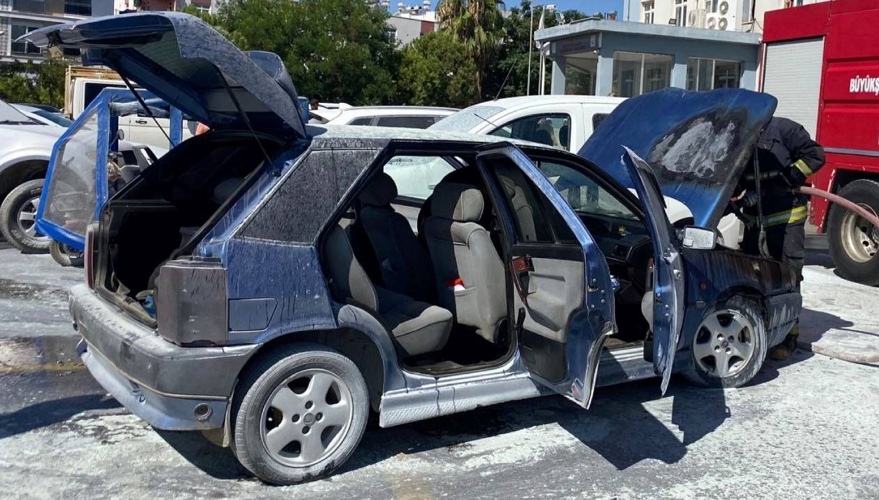 Hastane otoparkında otomobil alev aldı