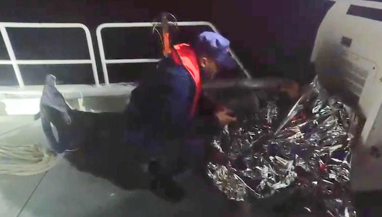 Sakarya’da teknesi alabora olan balıkçı kurtarıldı