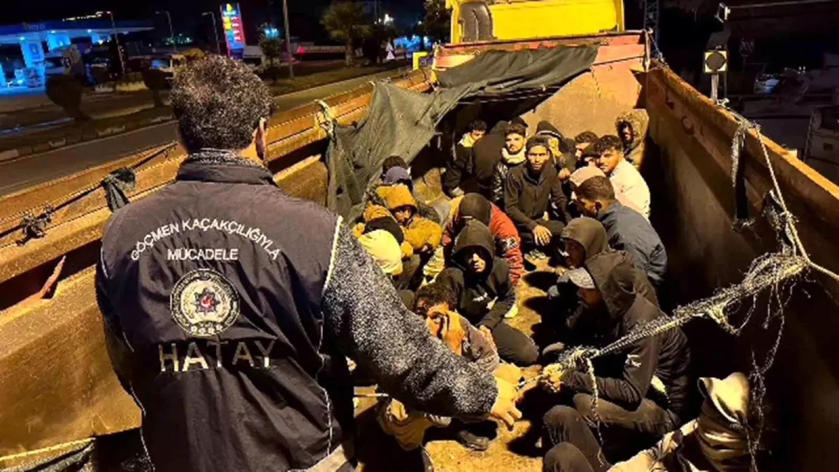 Hatay’da İnsan Taciri Hafriyat Kamyonunda 28 Kaçak Göçmenle Yakalandı hatayda insan taciri hafriyat kamyonunda 28 kacak gocmenle yakalandi Fxp3LZZK.jpg