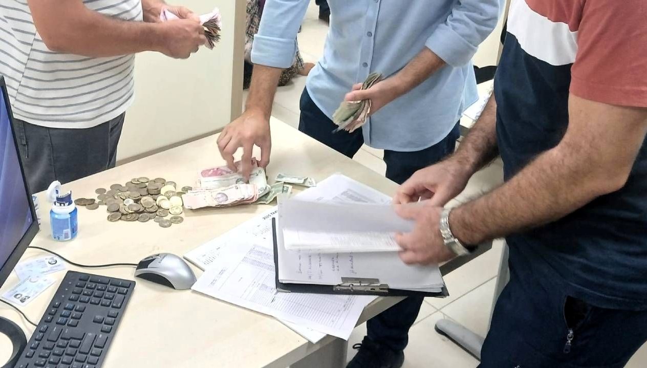 İki dilencinin üzerinden 6 bin 160 lira çıktı