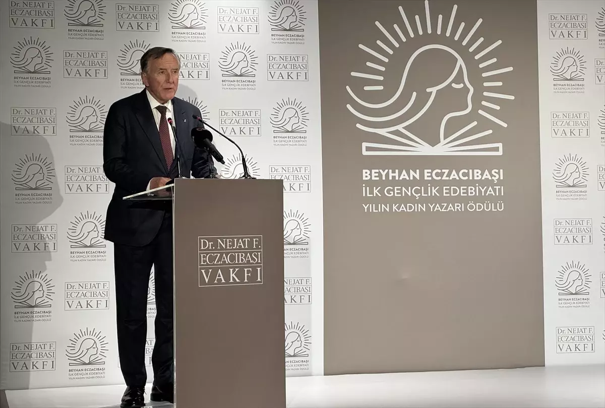 Koray Avcı Çakman, Yılın Kadın Yazarı Ödülü’nü Kazandı