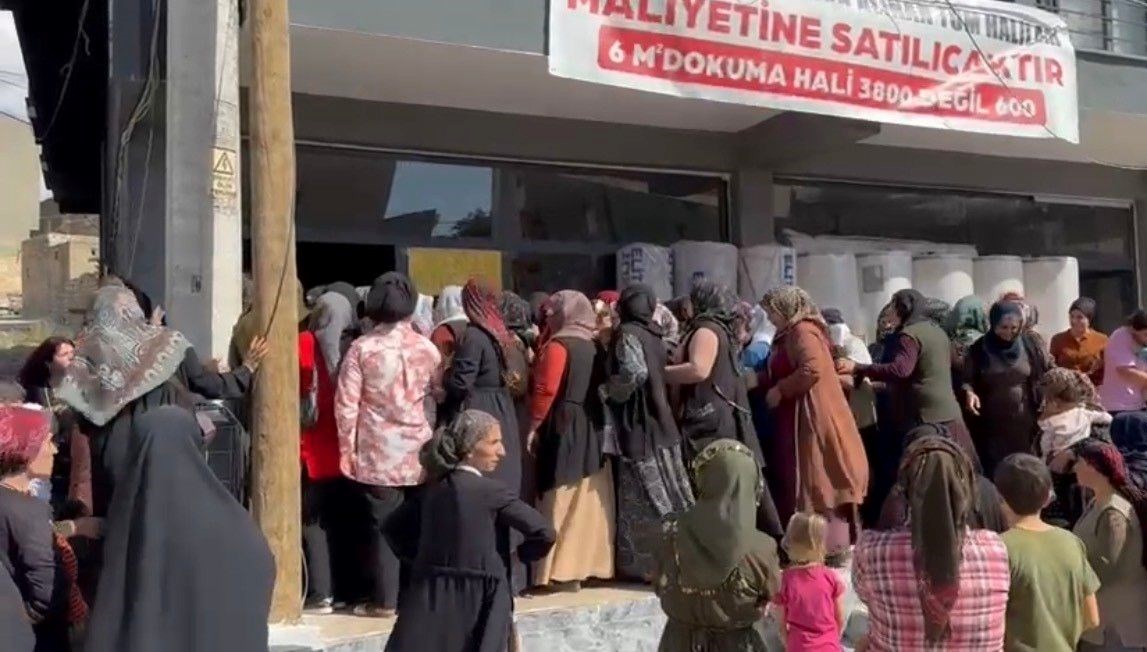 Mardin’de halı mağazasında indirim izdihama neden oldu