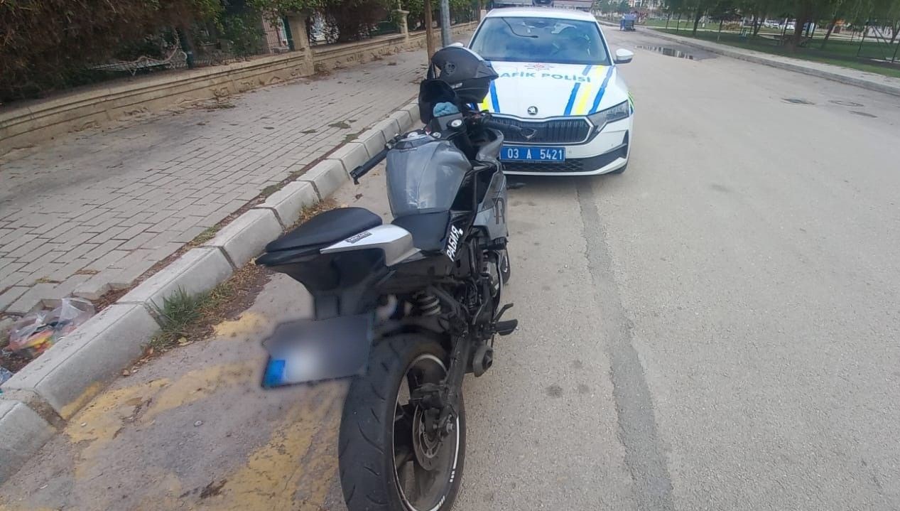 Motosikletinin plakasını bantla değiştiren sürücü polise yakalandı