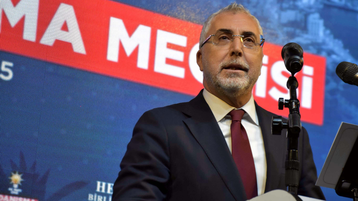 Vedat Işıkhan: İzmir çöp dağlarından ve kokudan geçilmiyor