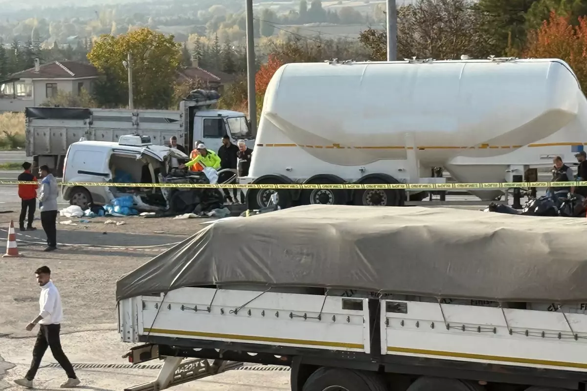 Ankara’da kahreden kaza! Otomobil hurdaya döndü, 3 kişilik aile yok oldu