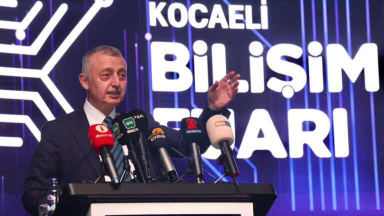 baskan-tahir-buyukakindan-kocaeli-bilisim-fuarinda-genclere-cagri-hq8lZqww.jpg