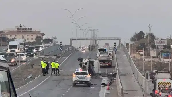 Hatay’da feci kaza… Minibüs ile otomobil çarpıştı: Çok sayıda yaralı var!