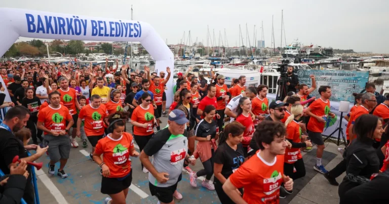 istanbul-bakirkoyde-ogretmenler-gunu-icin-2-bin-800-kisi-kostu-8bI6ALMz.webp