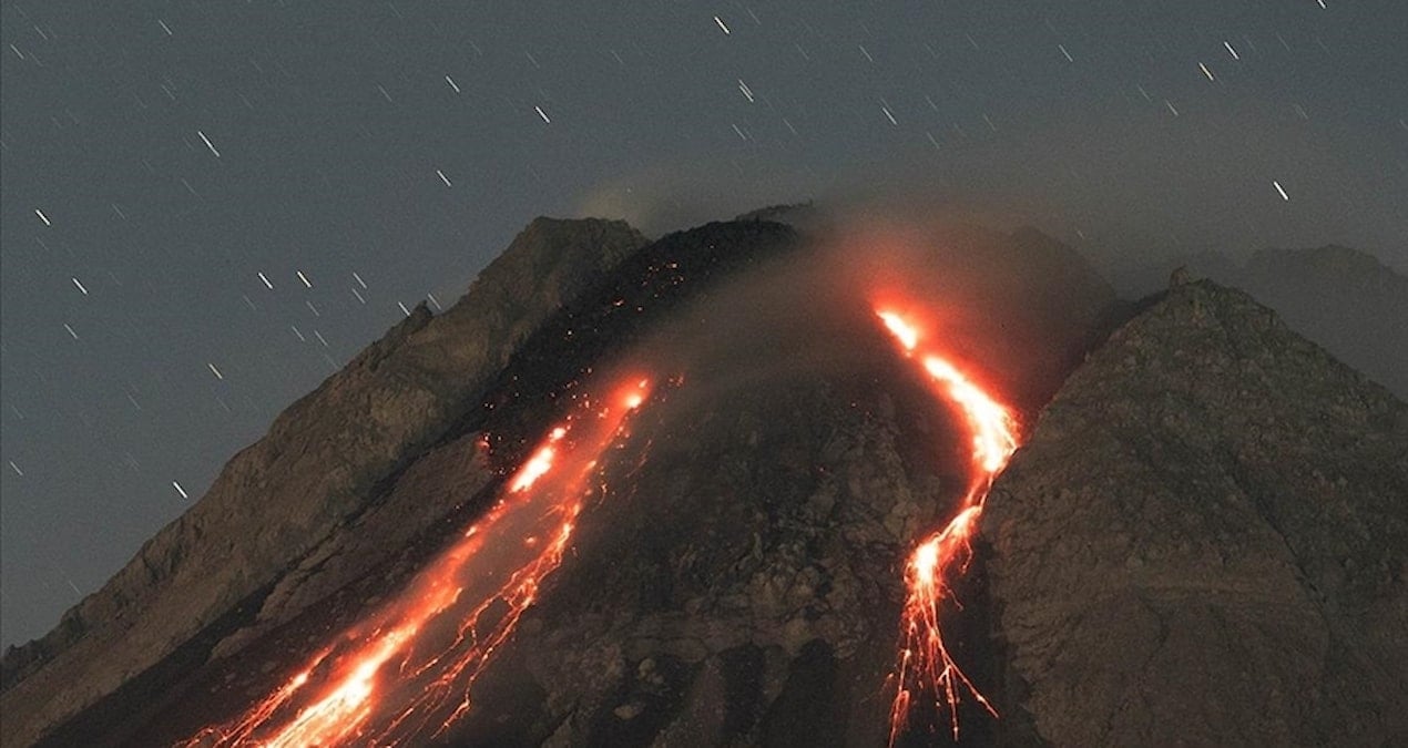 Japonya’nın en aktif yanardağı Sakurajima faaliyete geçti