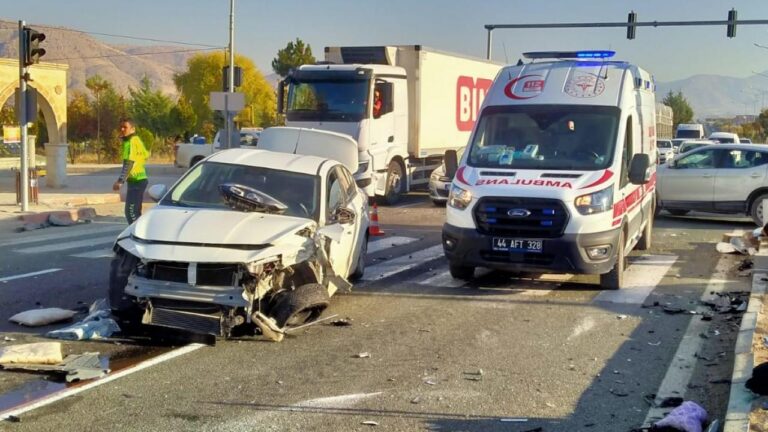 malatyada iki otomobil carpisti yaralilar var qBYTcwGv.jpg