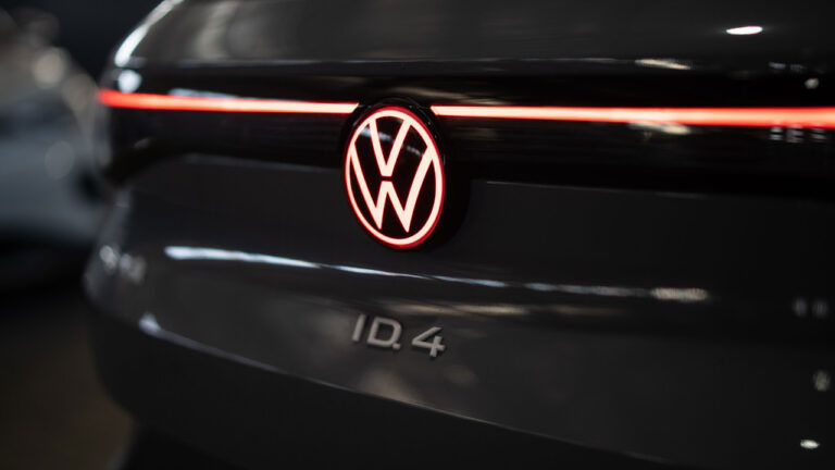 otomobil uretimini durma noktasinda getiren kriz derinlesiyor DTzXcAQP.jpg