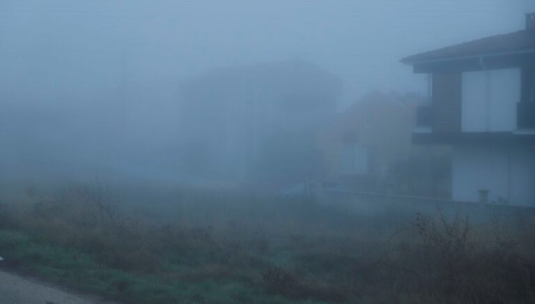 yogun sis etkili oldu binalar gozden kayboldu ZGVs9buQ.jpg