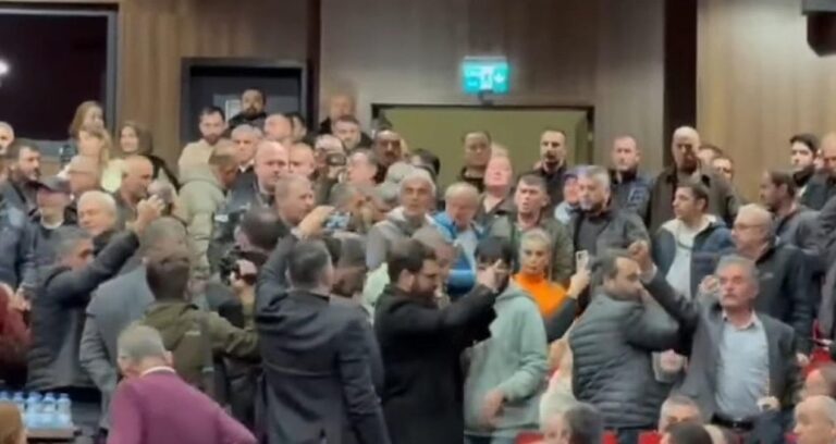 belediye-meclisinde-halk-akpli-baskani-protesto-etti-YW9K4RXt.jpg