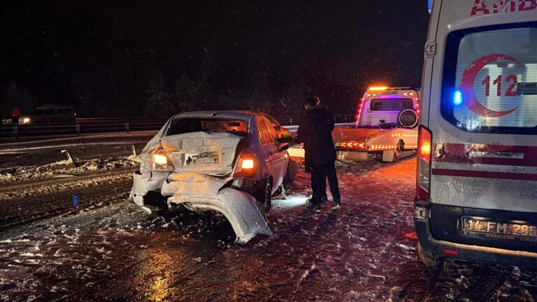 kar-yagisi-kazayi-getirdi-temde-7-arac-birbirine-girdi-GMqT4sbn.jpg