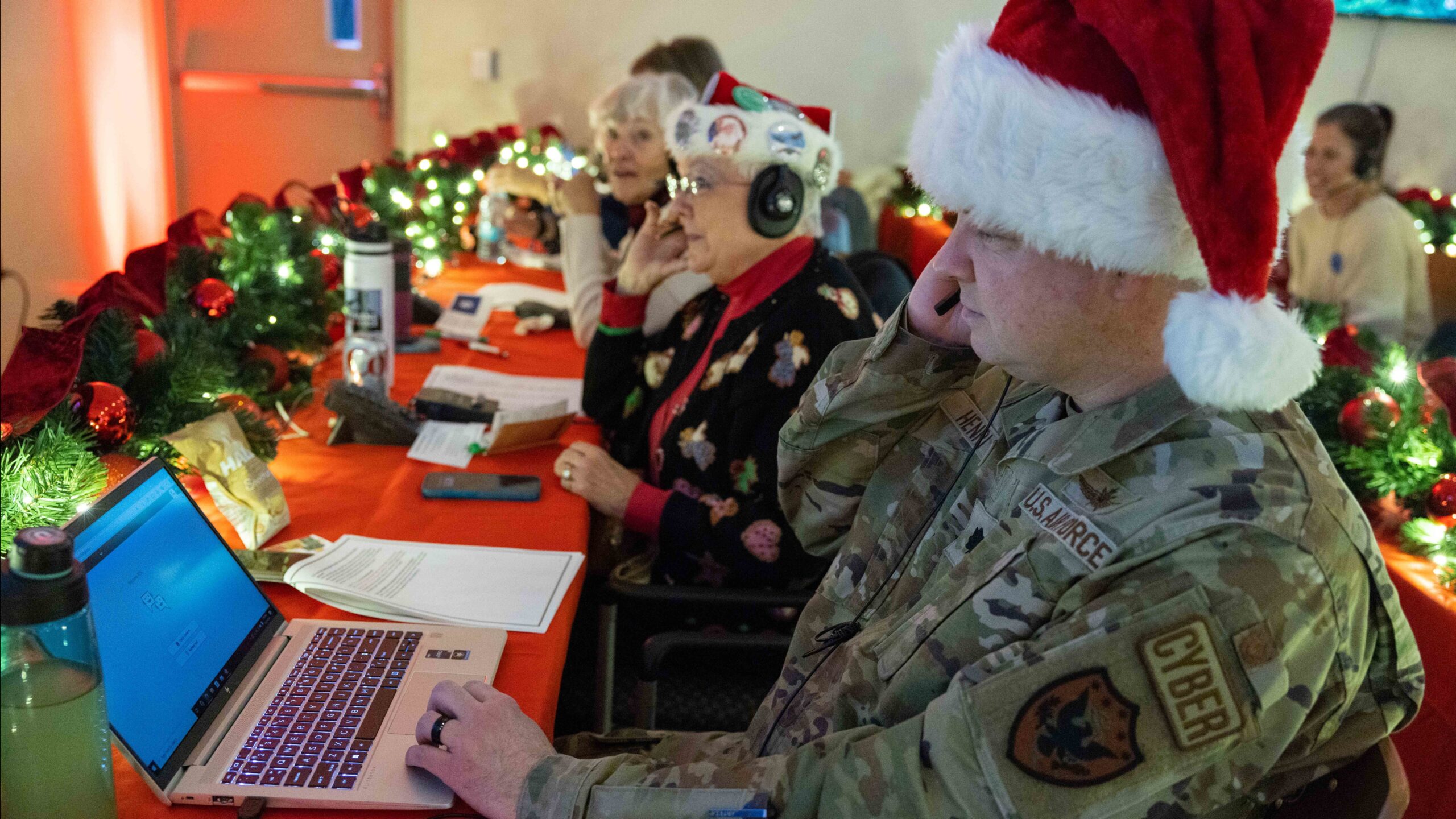 noel-babanin-dunya-turunu-amerikan-askerleri-takip-ediyor-noel-babanin-yerini-ogrenmek-icin-operatorler-gorevde-Ax4UHCxE.jpg