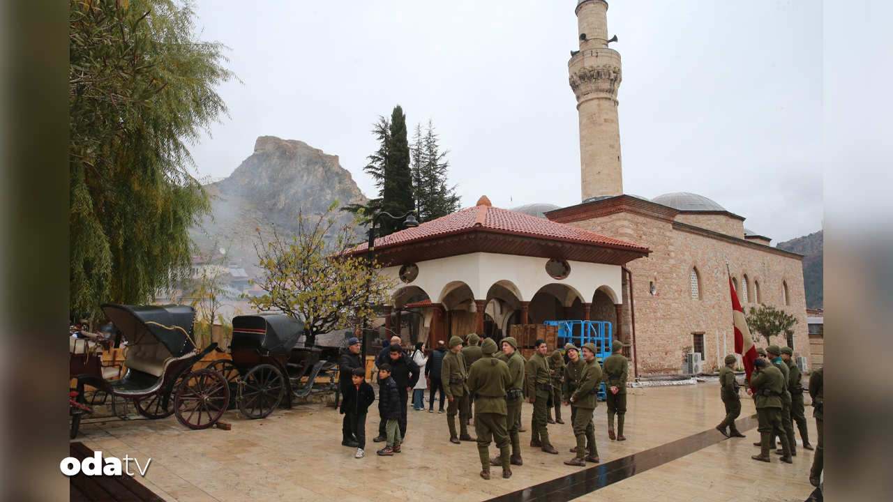 TRT’nin ‘Onbeşliler’ dizisinde duygusal anlar… Şehit ve gazi yakınları rol aldı