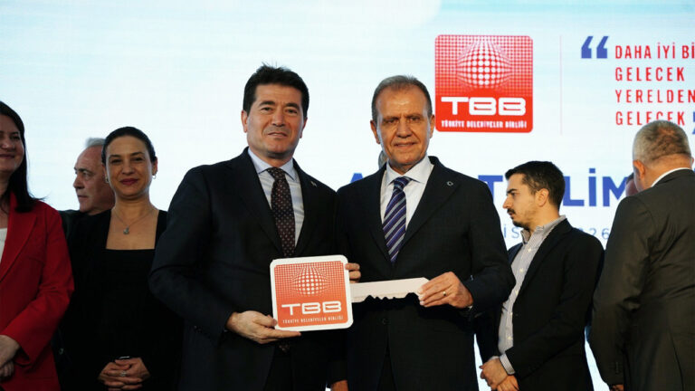 baskan-kaya-tbbnin-hibe-ettigi-is-makinesini-teslim-aldi-mb6hCzZ9