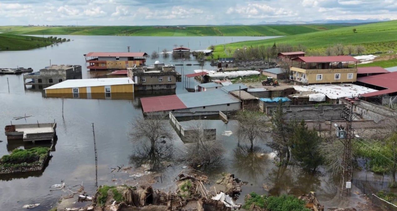Baraj Kapaklarının Açılmasıyla Kocaköy İlçesi Su Altında Kaldı