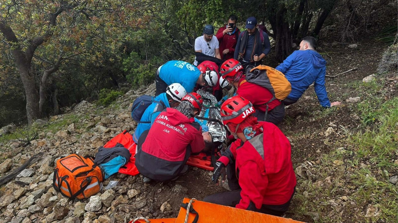 Fethiye’de Ayağı Kırılan Yürüyüşçü İçin Kurtarma Operasyonu Gerçekleştirildi
